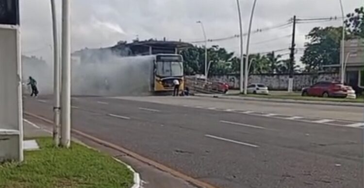 Ônibus da linha Outeiro é consumido por incêndio na Augusto Montenegro e provoca correria