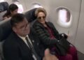 “Crl, é a Dilma”: passageiro se espanta ao encontrar ex-presidente em voo comercial
