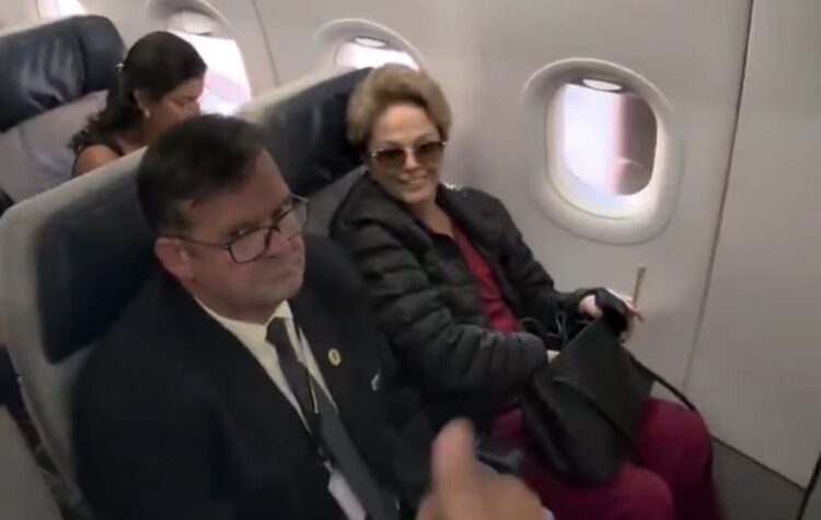 “Crl, é a Dilma”: passageiro se espanta ao encontrar ex-presidente em voo comercial