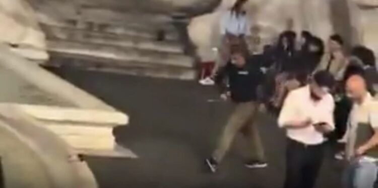 Turista leva multa de 500 euros após invadir fonte histórica em Roma
