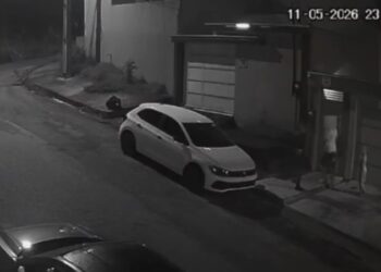 Câmeras registram assalto à mão armada em residência no bairro Paraíso, em Parauapebas