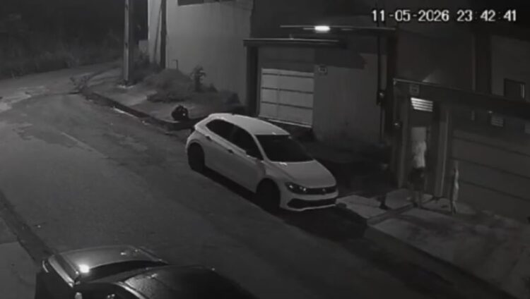 Câmeras registram assalto à mão armada em residência no bairro Paraíso, em Parauapebas