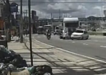 Motorista perde controle de carro após manobra arriscada e mata entregador por aplicativo