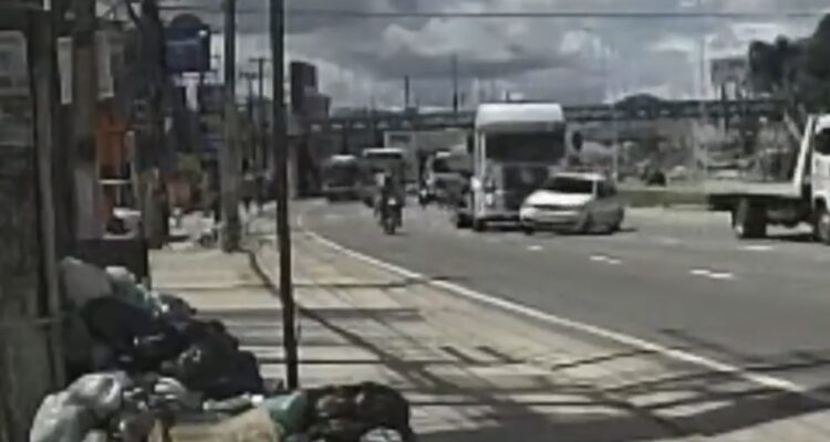 Motorista perde controle de carro após manobra arriscada e mata entregador por aplicativo