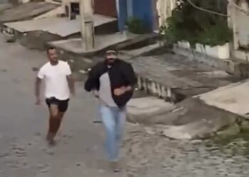 Homem luta com suspeito para tentar recuperar celular e vídeo viraliza