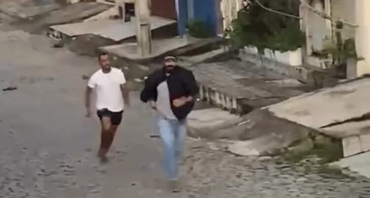Homem luta com suspeito para tentar recuperar celular e vídeo viraliza