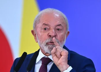 Lula critica IA nas eleições: “Cara que mente na política deveria cair a língua dele”