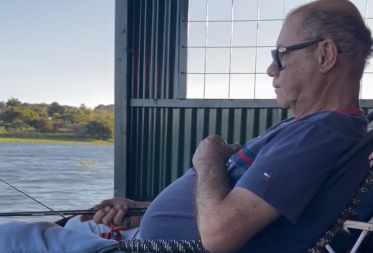 Pescador faz maior esforço achando que fisgou “monstro” e cai em pegadinha dos amigos