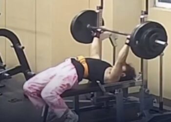 Jovem perde controle de carga durante treino e quase sofre acidente grave em academia