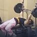 Jovem perde controle de carga durante treino e quase sofre acidente grave em academia