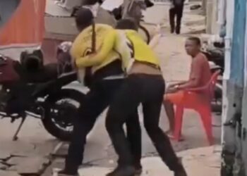 Mototaxistas são flagrados brigando no meio da rua na Cidade Velha