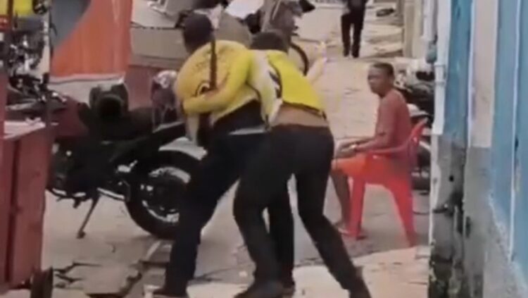 Mototaxistas são flagrados brigando no meio da rua na Cidade Velha