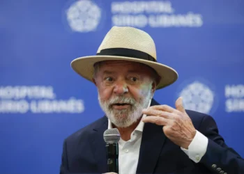 Lula diz sonhar em financiar “moto boa” para entregadores e motoristas de aplicativo