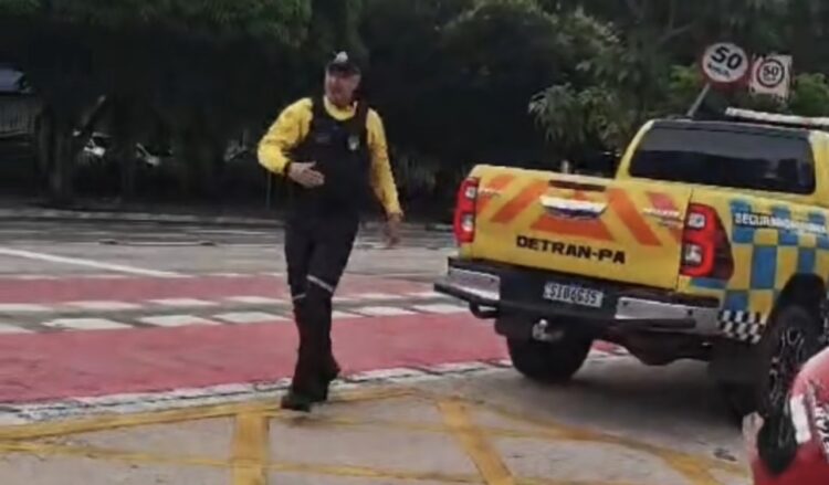 Viatura do Detran se envolve em acidente com motociclista na Almirante Barroso