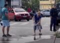 Mãe limpa rua onde filho morreu em acidente e emociona moradores em Manaus