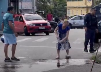Mãe limpa rua onde filho morreu em acidente e emociona moradores em Manaus
