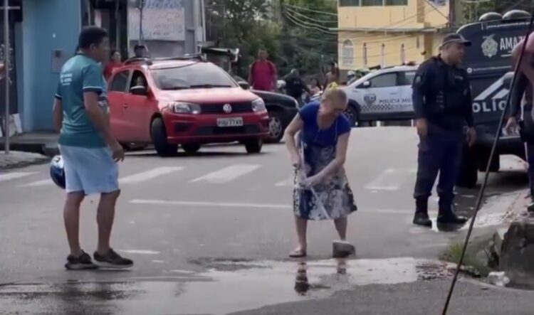 Mãe limpa rua onde filho morreu em acidente e emociona moradores em Manaus