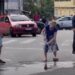 Mãe limpa rua onde filho morreu em acidente e emociona moradores em Manaus