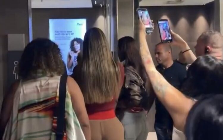 Homem impede entrada de vereadora trans em banheiro feminino durante ato em shopping