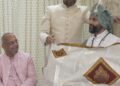 Noivo se emociona ao ver esposa pela primeira vez durante casamento na Índia