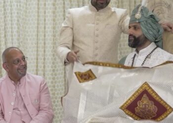 Noivo se emociona ao ver esposa pela primeira vez durante casamento na Índia