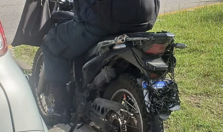 Policial militar é flagrado cometendo infrações enquanto pilotava moto