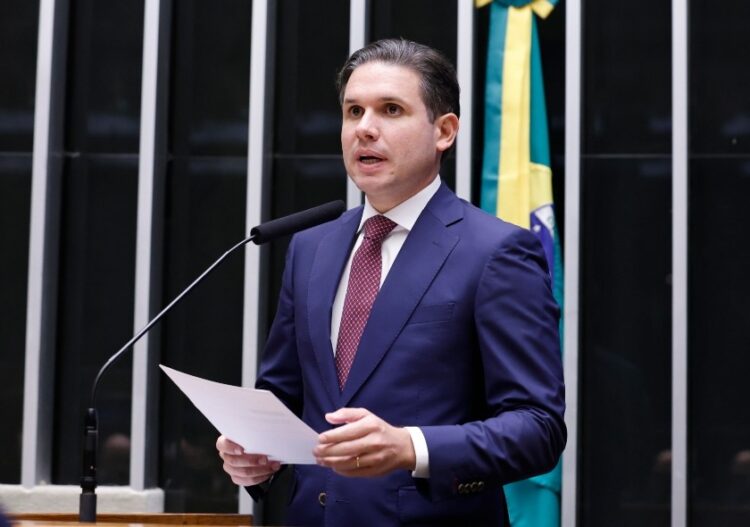 Hugo Motta antecipa PEC do fim da escala 6×1 para votação no plenário da Câmara