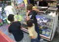 Vídeo mostra momento em que criança coloca fogo no cabelo de jovem no México