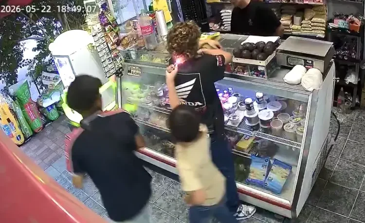 Vídeo mostra momento em que criança coloca fogo no cabelo de jovem no México