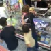 Vídeo mostra momento em que criança coloca fogo no cabelo de jovem no México