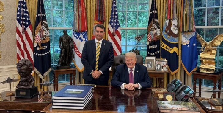 Flávio diz que Trump perguntou sobre Bolsonaro durante encontro na Casa Branca