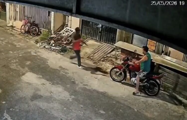 Câmera flagra criminoso armado roubando motocicleta na Terra Firme