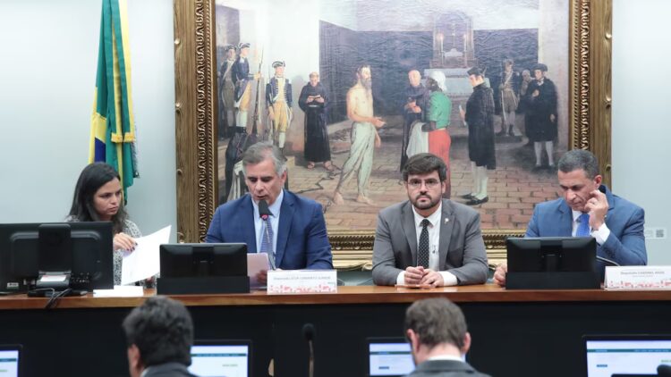Pedido de vista adia votação da PEC que reduz maioridade penal para 16 anos na Câmara