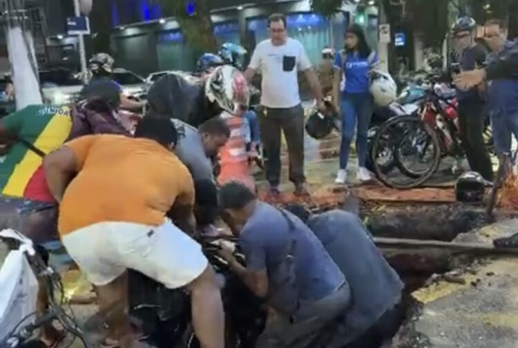 Motociclista cai em cratera na Avenida Nazaré e acidente provoca congestionamento