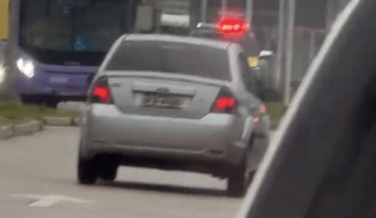 Motorista tenta fugir do trânsito pelo BRT, dá de cara com o Detran: “2 reais ou um presente misterioso?”