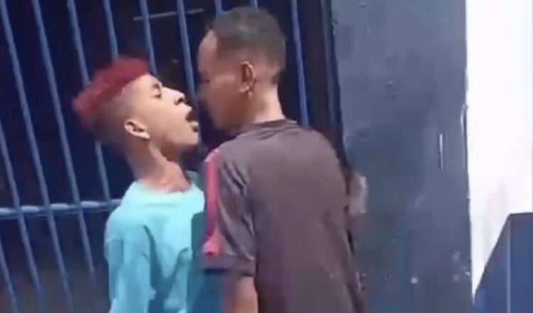 Discussão entre colegas termina em briga com tapas e puxões de cabelo na frente de restaurante