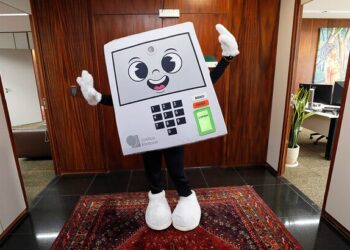 TSE lança mascote ‘Pilili’ para celebrar 30 anos da urna eletrônica e divide opiniões nas redes
