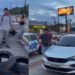 Homem aponta arma para manifestantes durante protesto na Augusto Montenegro, em Belém