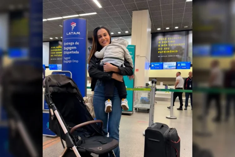Passageira é retirada de voo pela PF após confusão com comissária da Latam por causa de carrinho de bebê