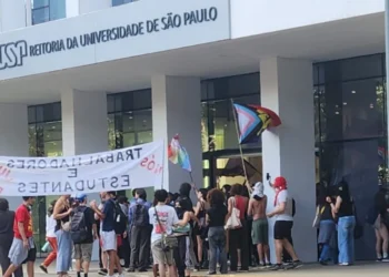 Estudantes da USP quebram e invadem prédio da reitoria durante manifestação