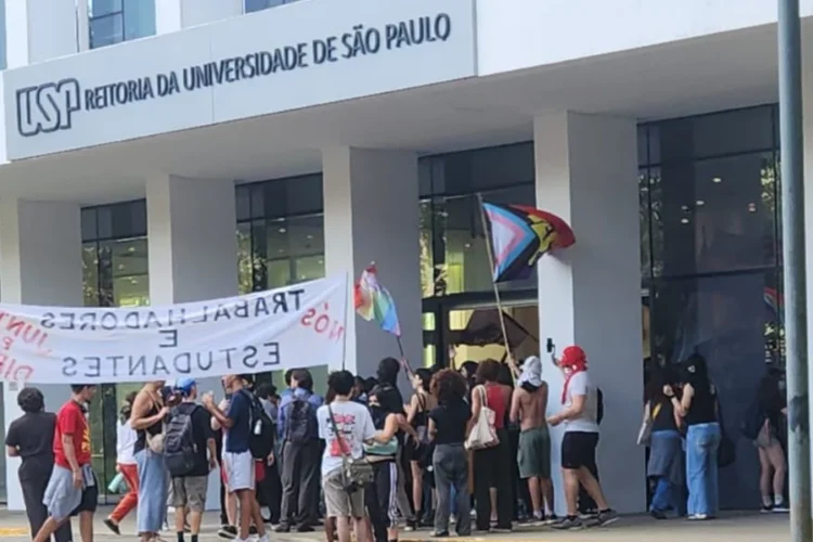 Estudantes da USP quebram e invadem prédio da reitoria durante manifestação