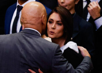 Michelle Bolsonaro cumprimenta Alexandre de Moraes e senta ao lado da esposa do ministro durante evento
