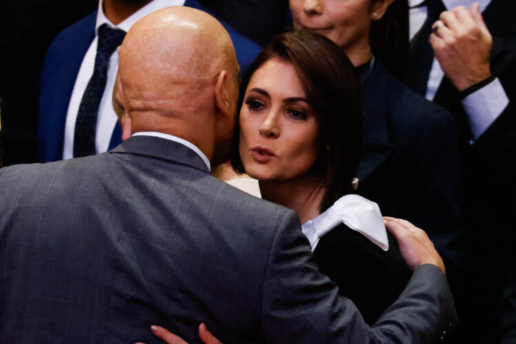 Michelle Bolsonaro cumprimenta Alexandre de Moraes e senta ao lado da esposa do ministro durante evento