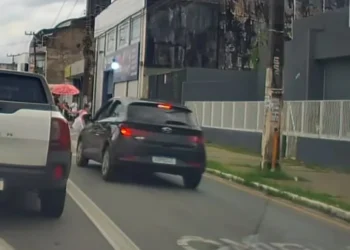 Motorista ignora faixa de pedestre, avança com velocidade e quase atropela mãe e filha em São Luís, no Maranhão