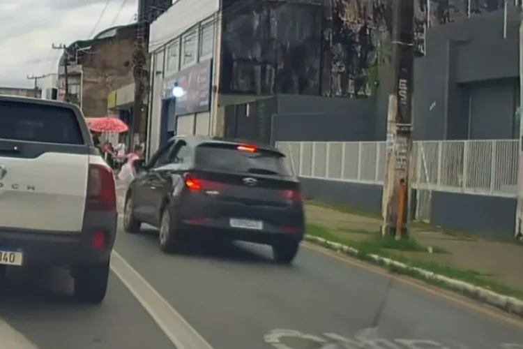 Motorista ignora faixa de pedestre, avança com velocidade e quase atropela mãe e filha em São Luís, no Maranhão
