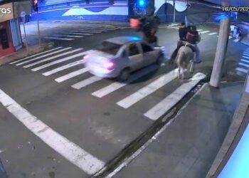 Carro atropela homem montado a cavalo em São Paulo