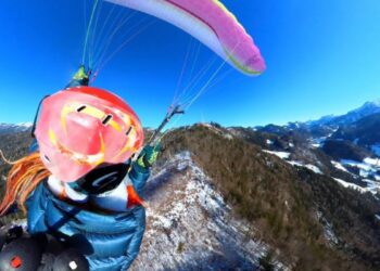 Parapentista é atingida por avião em pleno voo na Áustria e sobrevive