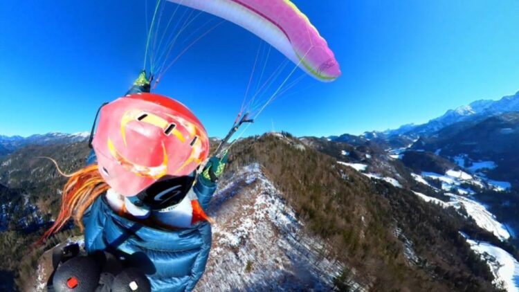 Parapentista é atingida por avião em pleno voo na Áustria e sobrevive