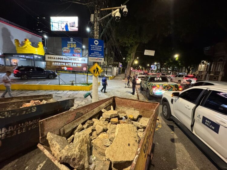 Prefeitura multa Burguer King em R$ 30 mil após concretarem calçada histórica, na Av. Nazaré