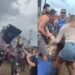 Homem arremessa lixeira para o alto durante show em festival de Rap e acaba atingindo mulher